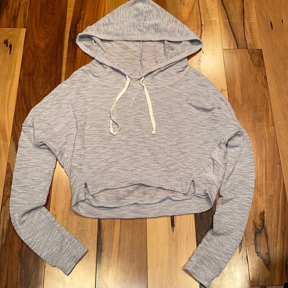 NWOT- HOLLISTER CROPPED LOOSE FIT HOODED LONG SLEEVE - WOMENS XS/S